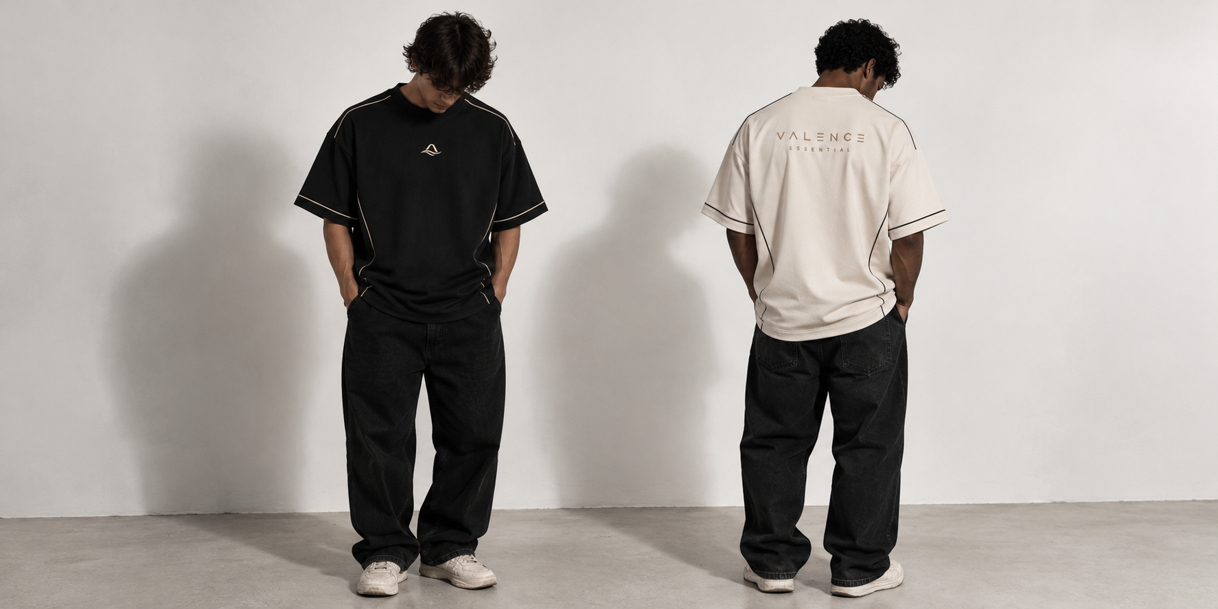 Dois modelos apresentam as camisetas Valence Essential preta e off-white